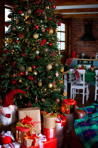 Christmas tree with lights and gifts. Home cozy holiday. Christmas background. The atmosphere of the new year. - Foto, imagen