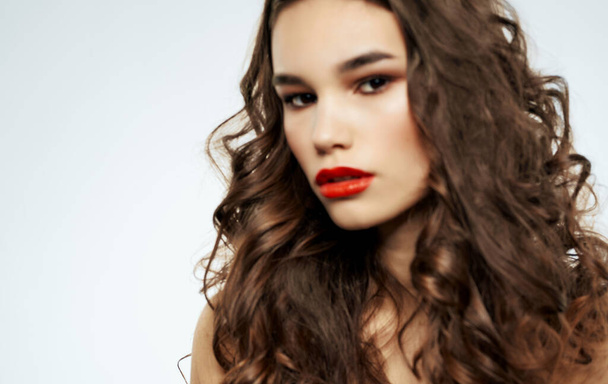 Kaunis nainen kiharat hiukset kehon hoito punaiset huulet lähikuva - Valokuva, kuva