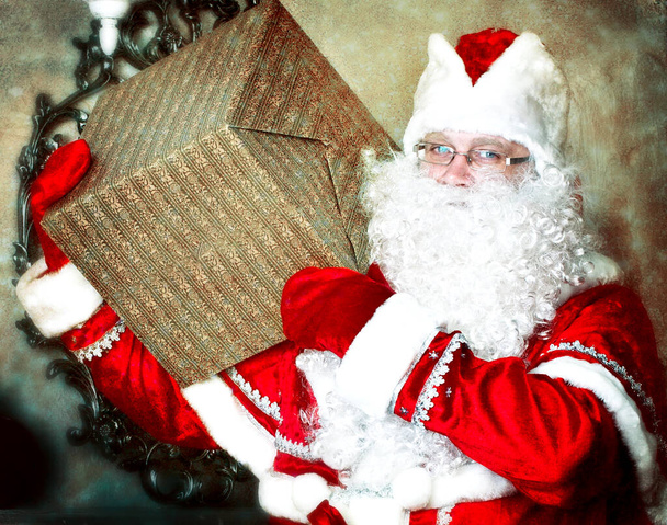 Père Noël avec cadeaux et arbre du Nouvel An à la maison. Noël. - Photo, image
