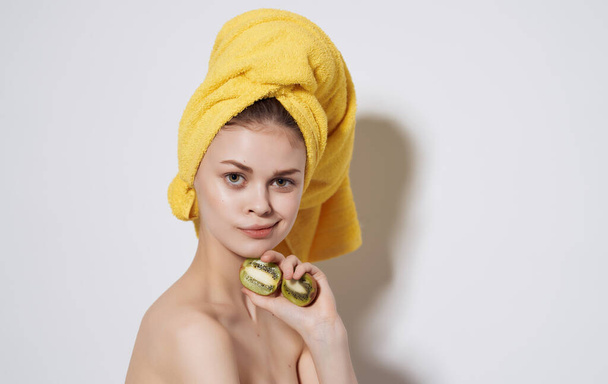 Donna in un asciugamano giallo sulla sua testa frutta esotiche cura della pelle - Foto, immagini
