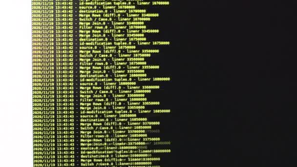 Gele computersoftware code beweegt op een zwarte monitor. Computer hacken in proces, dynamische tekst draait en stroomt op pc scherm. - Video