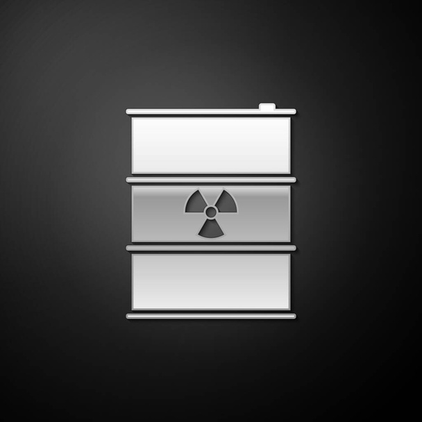 Ezüst Radioaktív hulladék hordó ikon elszigetelt fekete alapon. Radioaktív hulladékok kibocsátása, környezetszennyezés, ökológiai katasztrófa veszélye. Hosszú árnyék stílus. Vektor. - Vektor, kép