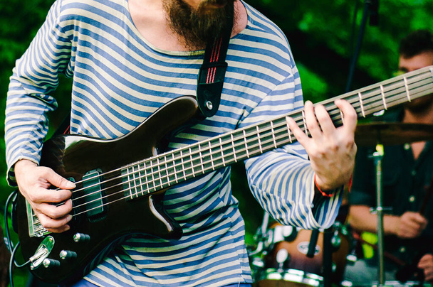 Człowiek gra na gitarze basowej - Zdjęcie, obraz
