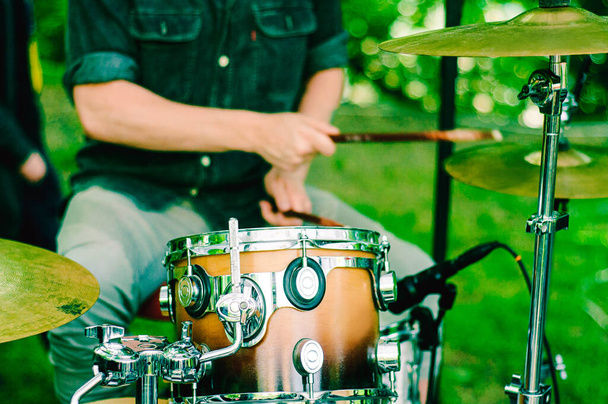 Bubeník hraje na bicí na jevišti na ulici - Fotografie, Obrázek