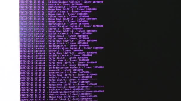 Violetti tietokoneohjelmistokoodi liikkuu mustalla näytöllä. Tietokoneen hakkerointi prosessi, dynaaminen teksti käynnissä ja virtaa tietokoneen näytöllä - Materiaali, video