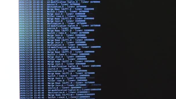 Kék számítógép szoftver kód mozog egy fekete monitor. Számítógép hackelés folyamatban, dinamikus szöveg fut és folyik a pc képernyőn - Felvétel, videó