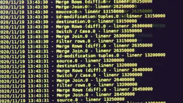 Código amarillo del software informático que se mueve en un monitor negro. Hackeo de computadoras en proceso, texto dinámico corriendo y fluyendo en la pantalla de la PC. - Metraje, vídeo