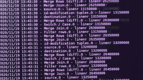 Violette Computersoftware bewegt sich auf einem schwarzen Monitor. Computer-Hacking im Prozess, dynamischer Text läuft und fließt auf dem PC-Bildschirm - Filmmaterial, Video