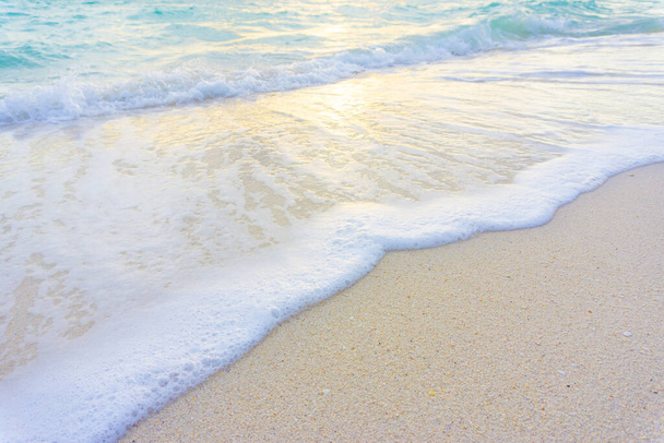Playa de arena blanca olas tranquilas playa vacaciones de verano - Foto, Imagen