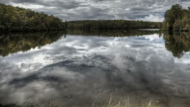 Pasando nubes en Lake Price Blue Ridge Parkway
 - Imágenes, Vídeo