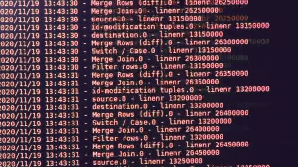 Pomarańczowy kod oprogramowania komputerowego poruszający się na czarnym monitorze. Hakowanie komputera w trakcie, dynamiczne uruchamianie tekstu i płynące na ekranie komputera. - Materiał filmowy, wideo