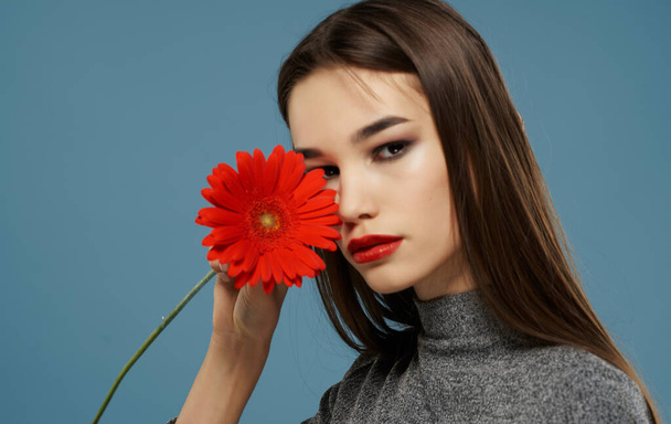 ελκυστική γυναίκα κόκκινο λουλούδι που κατέχουν γυαλιά μόδας καλλυντικά πολυτελείας στούντιο - Φωτογραφία, εικόνα