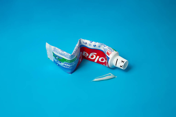 Зубная паста Колгейта умерла. Веселая и минимальная цветная фотография натюрморта - Фото, изображение