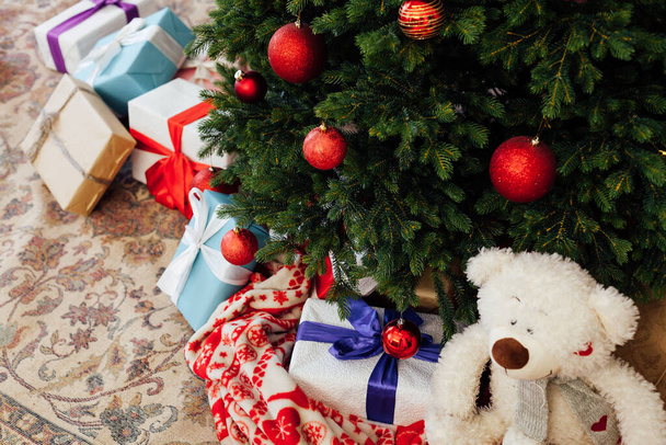 家のクリスマスインテリアクリスマスツリーは背景として新年を提示します。 - 写真・画像