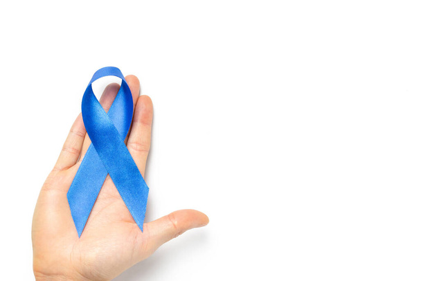 Świadomość prostaty. Niebieska wstążka w dłoniach odizolowana na białym tle. Świadomość raka gruczołu krokowego u mężczyzn zdrowia w listopadzie. Opieka zdrowotna, Międzynarodowi mężczyźni, Dzień Ojca - Zdjęcie, obraz