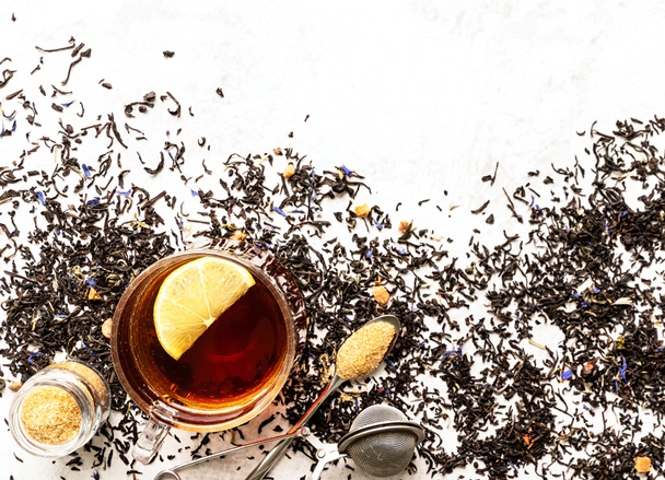 Ποτά φαγητού. Μαύρο τσάι με λεμόνι σε λευκό backgrovnd top view flatlay - Φωτογραφία, εικόνα