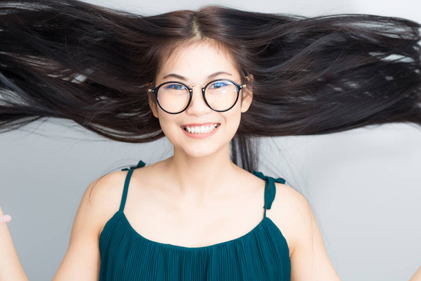 Csinos fiatal ázsiai nők szemüveget viselnek a hálószobában portré gyönyörű nők - Fotó, kép