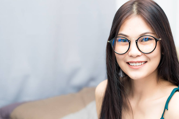Bastante jóvenes mujeres asiáticas usan gafas en la cama retrato de mujeres hermosas - Foto, imagen