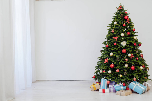 Weihnachtsbaum mit Geschenkschmuck Kugeln Girlanden Neujahr Interieur - Foto, Bild