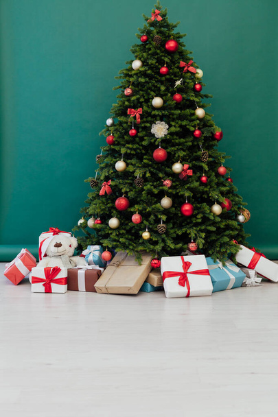 Karácsonyfa ajándék dekoráció labdák koszorúk újévi belső tér - Fotó, kép