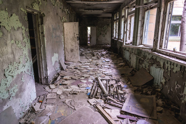 Corredor de la escuela secundaria abandonada en la ciudad de Pripyat en la zona de exclusión de Chernobyl, Ucrania - Foto, imagen