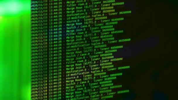 緑のコンピュータソフトウェアコードがブラックモニター上で動きます。プロセス中のコンピュータのハッキング、動的なテキストの実行とPC画面上で流れる - 映像、動画