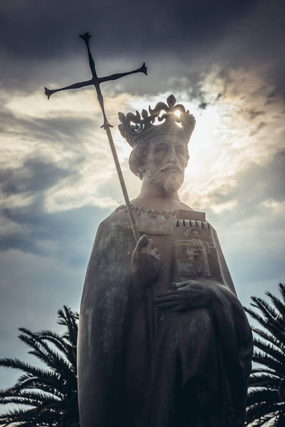 Estatua del rey Esteban Tvrtko I en el puerto de Herceg Novi, Montenegro - Foto, imagen