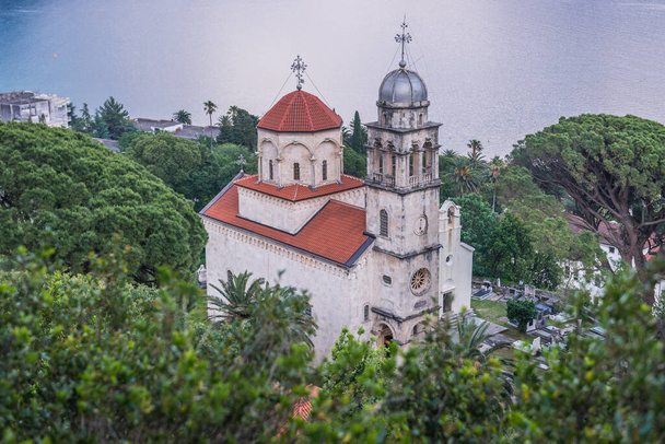 Eine der Entschlafungskirchen des orthodoxen Klosters Savina in der Küstenstadt Herceg Novi in Montenegro - Foto, Bild
