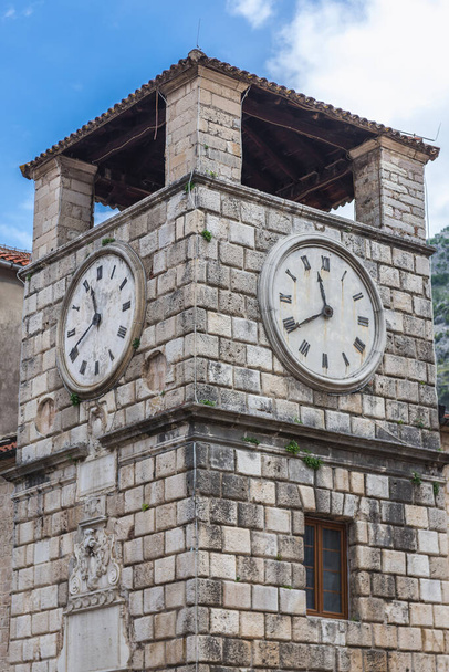 モンテネグロ、コトルの旧市街のOruzjaメイン広場の17世紀の時計塔 - 写真・画像