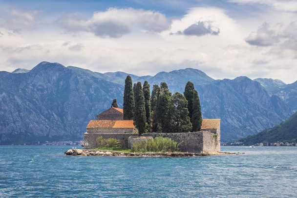 Ilha de São Jorge com edifícios do antigo mosteiro, localizado na Baía de Kotor, em Montenegro - Foto, Imagem