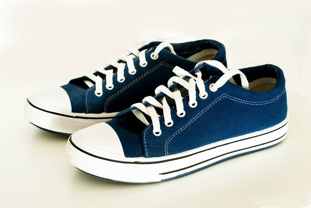Een paar blauwe stoffen schoenen op een witte achtergrond. zomerslippers - Foto, afbeelding