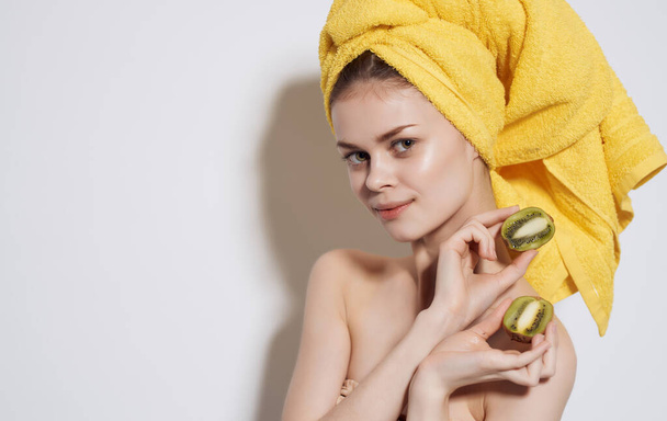 Donna in un asciugamano giallo sulla sua testa frutta esotiche cura della pelle - Foto, immagini