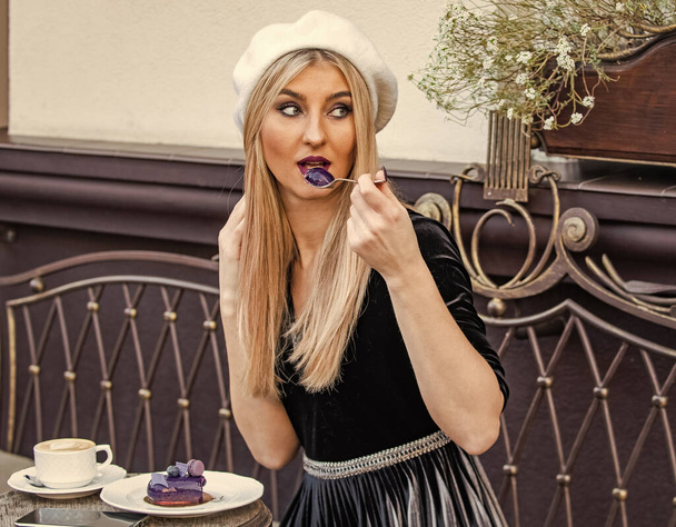 Fresh funky beauty. morning coffee breakfast. sexy blond with makeup eat cake. leisure time in paris. beauty and fashion. girl in france. parisian woman wear french beret. pretty girl relax in cafe - Фото, зображення