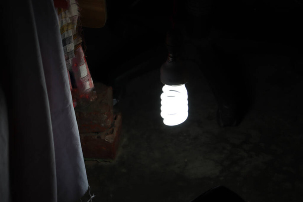 bombilla de energía de color blanco en la noche - Foto, imagen
