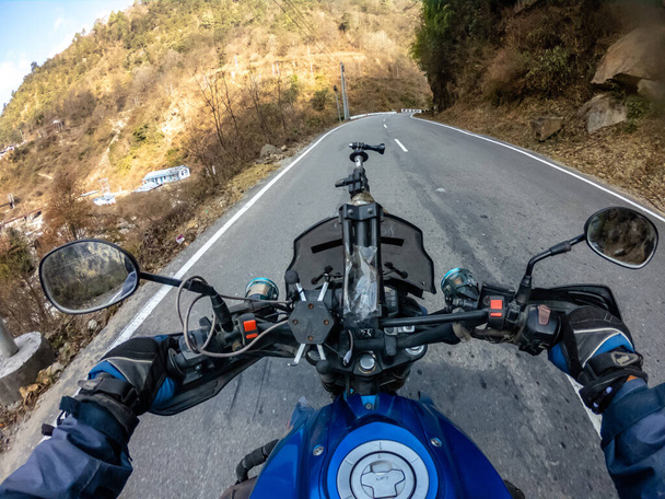Biker Subir a uma estrada em arunachal, Índia - Foto, Imagem
