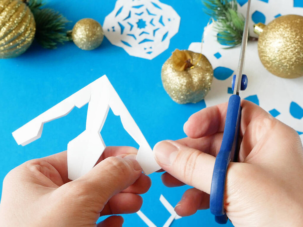 copos de nieve manualidades de papel, hecho a mano la decoración del año nuevo sobre fondo azul, humor de Navidad - Foto, Imagen