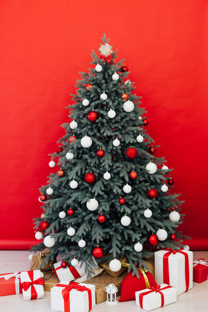 Árvore de Natal de Ano Novo com decoração de presente bolas guirlandas interior - Foto, Imagem