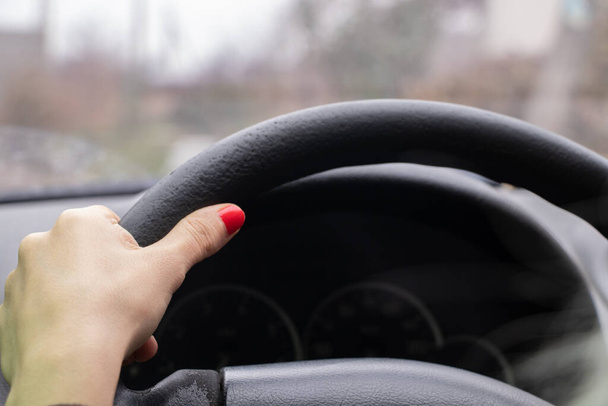 kobiece dłonie na kierownicy samochodu zbliżenie, auto - Zdjęcie, obraz