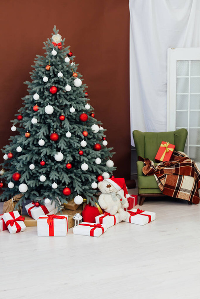 Новорічна ялинка з подарунковими прикрасами кулі гірлянди інтер'єр
 - Фото, зображення