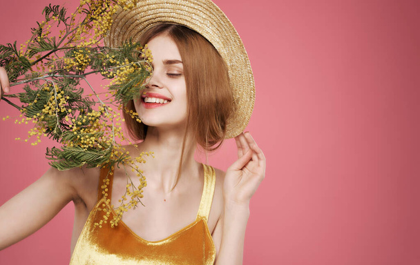 Attraente donna fascino bouquet fiori vacanza donne giorno rosa sfondo - Foto, immagini
