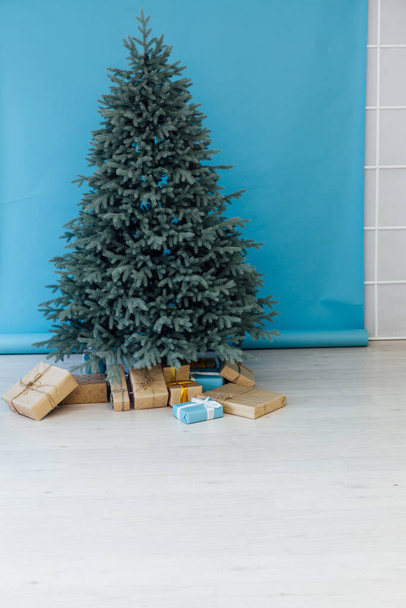 Silvester Weihnachtsbaum mit Geschenkschmuck Kugeln Girlanden Interieur - Foto, Bild