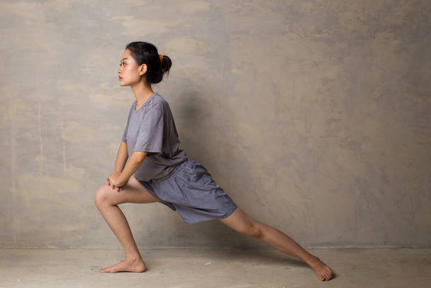 Portret van fit en sportieve jonge aziatische vrouw doen stretching - Foto, afbeelding