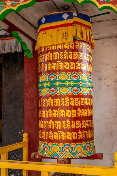 фото буддийского молитвенного колеса монастыря Таванг в Аруначал - Фото, изображение