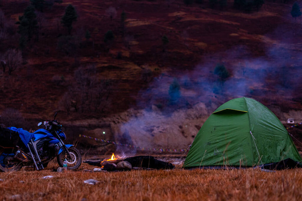 Fénykép a Motorkerékpár kemping tábortűz a sangti völgy arunachal - Fotó, kép