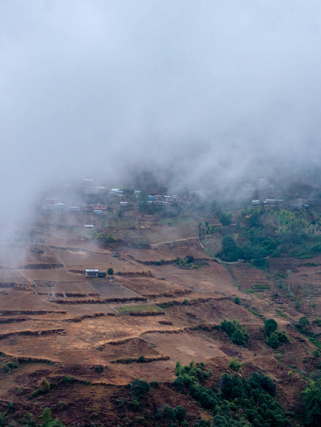 Foto de niebla brumosa sobre el pueblo en las montañas - Foto, imagen