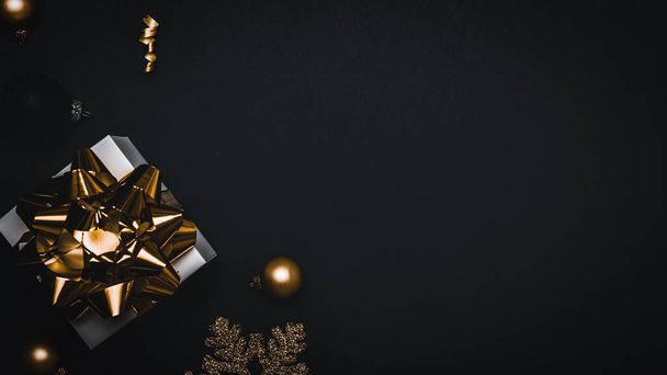 Vakantie winter achtergrond. Witte geschenkdoos met gouden lint, Nieuwjaarsballen en fonkelende lichtslinger in kerstcompositie op zwart voor wenskaart. Vlakke lay, bovenaanzicht, kopieerruimte - Foto, afbeelding