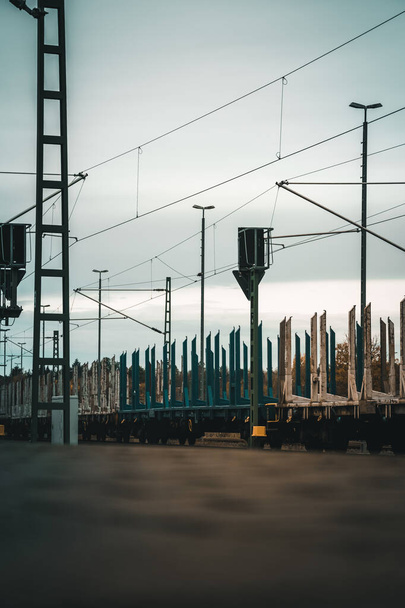 un tren de mercancías en una estación como imagen vertical - Foto, Imagen