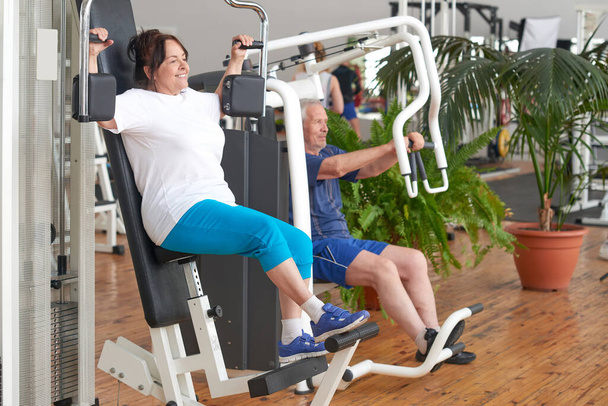 Pensioners training at fitness club. - Zdjęcie, obraz