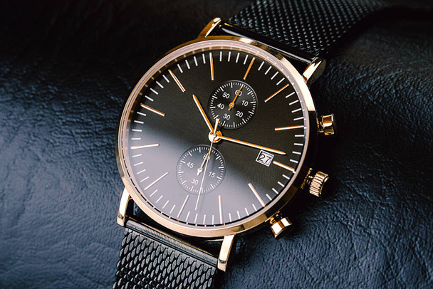 El moderno reloj de pulsera cronógrafo representa la tecnología del reloj. - Foto, Imagen