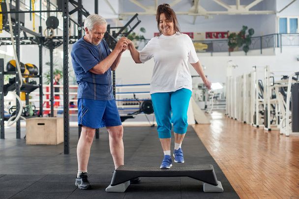 Тренировки для пожилых пар в спортзале. - Фото, изображение